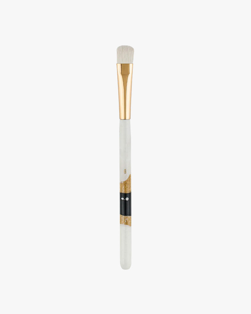 # 06 Flat Eyeshadow Brush