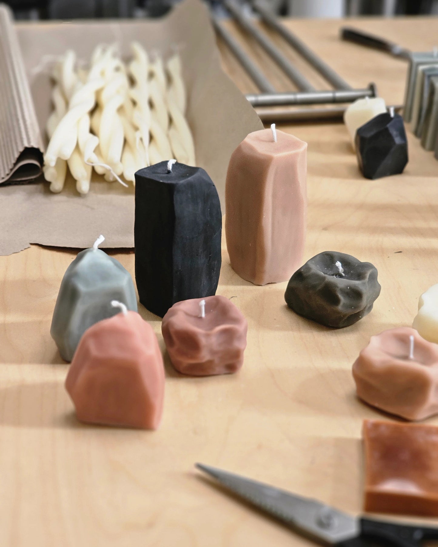 Rocky - Skulpturale Kerze aus Bienenwachs