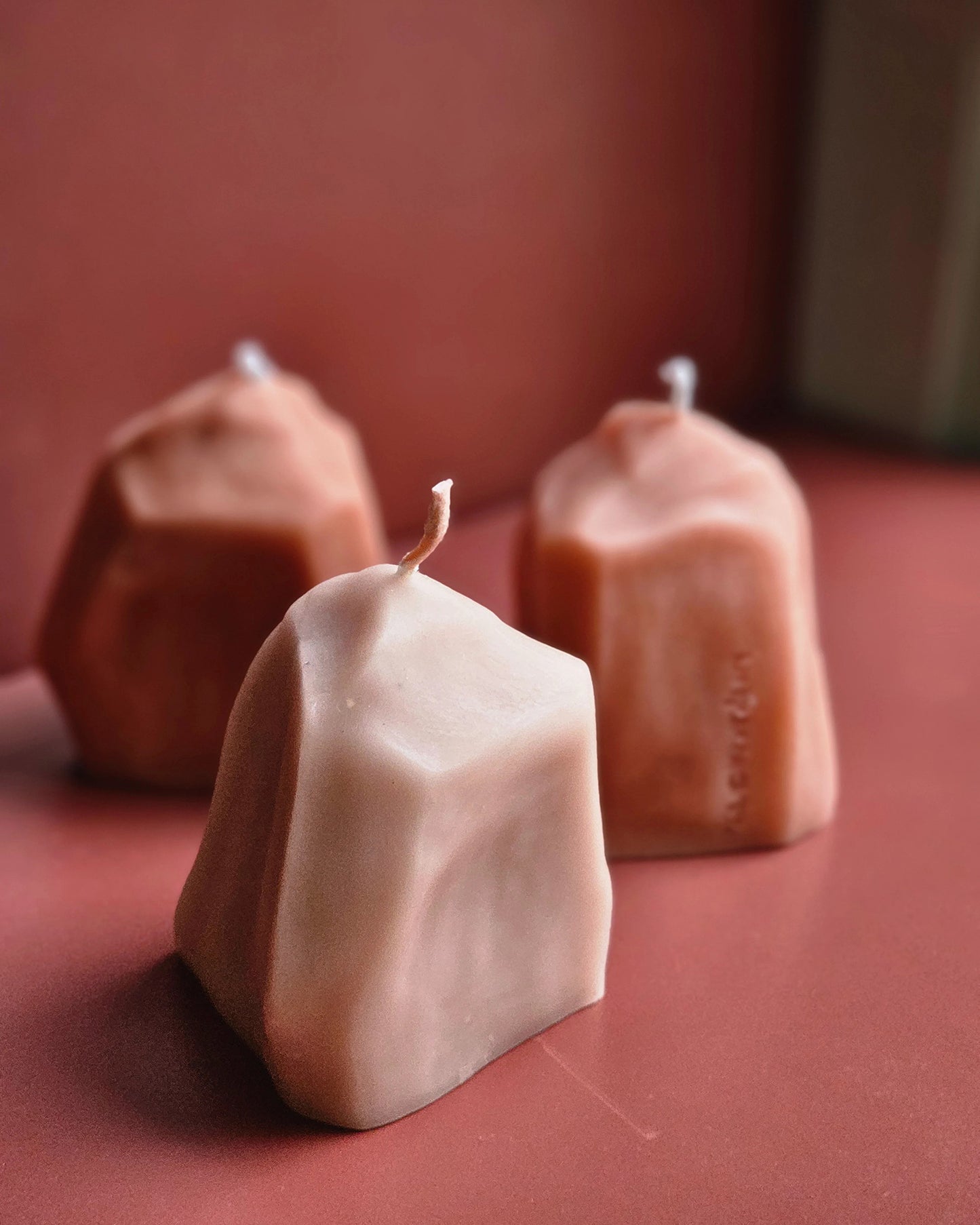 Rocky - Skulpturale Kerze aus Bienenwachs