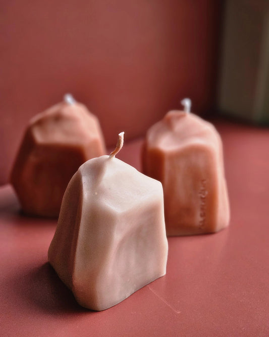 Rocky - Skulpturale Kerze aus Bienenwachs