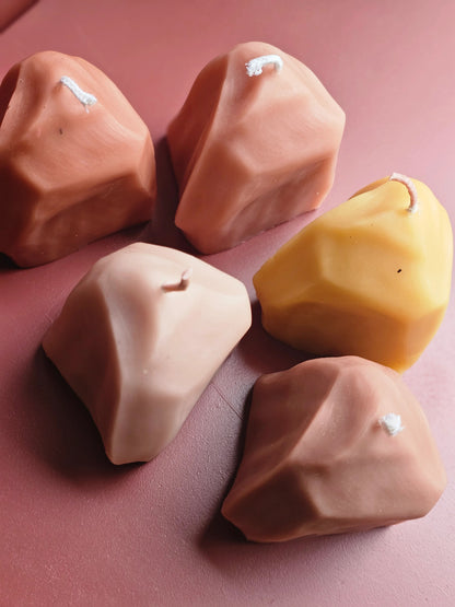 Rocky - Skulpturale Kerze aus Bienenwachs