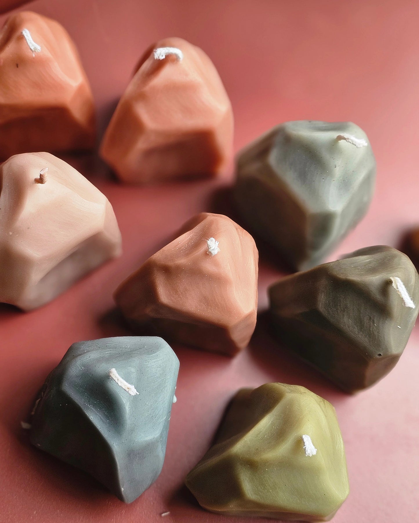 Rocky - Skulpturale Kerze aus Bienenwachs